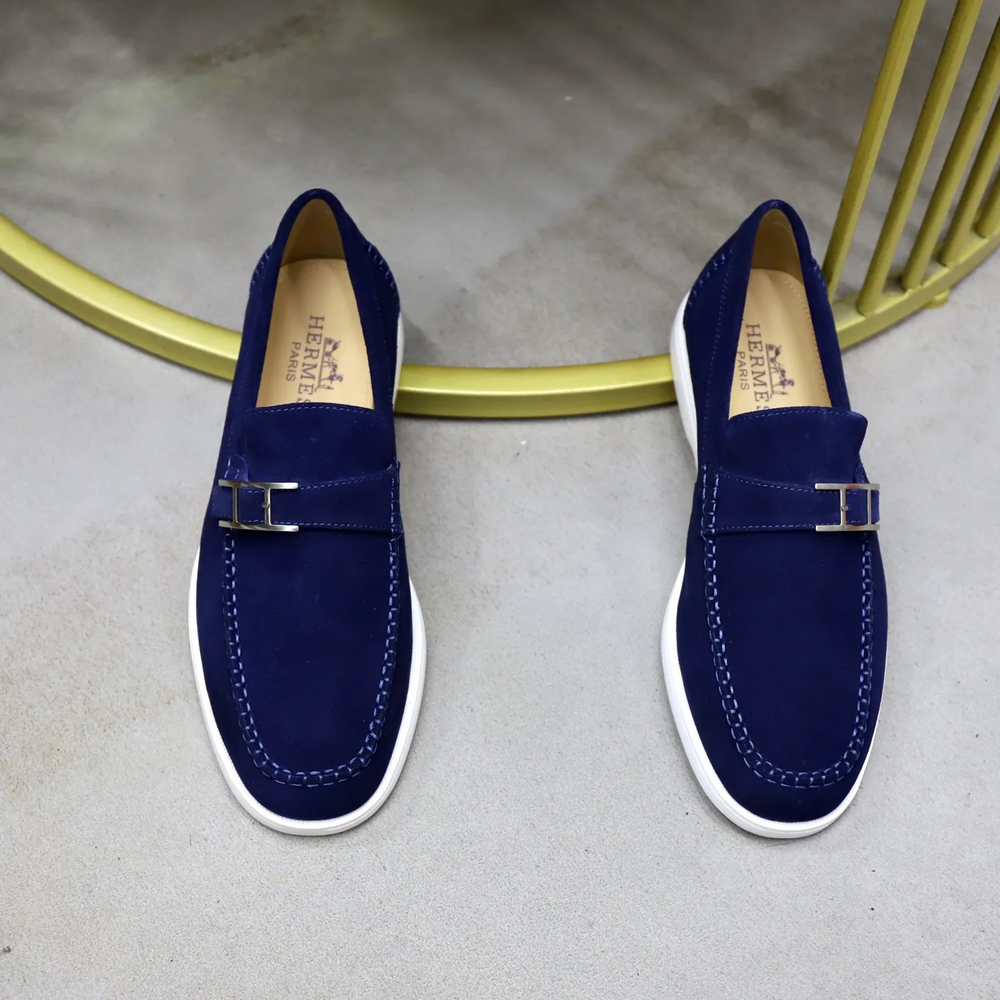 Ex-factory price: 540💰Hermès/Hermès slip-on men's shoes. This shoe is made of imported cow suede leather, with simple and smooth lines, and a 3CM rubber foam ultra-light sole combined with aerodynamic design! Youthful and fashionable, H button decoration, contrasting leather embellishment on the heel, calf lining to gently wrap your feet, with embossed logo cowhide feet, leather rock strips, casual and urban style, highlighting youthful vitality, sports and leisure version, super versatile Size number: 38-39-40-41-42-43-44 Standard leather shoe size (45 can be customized but does not support returns)